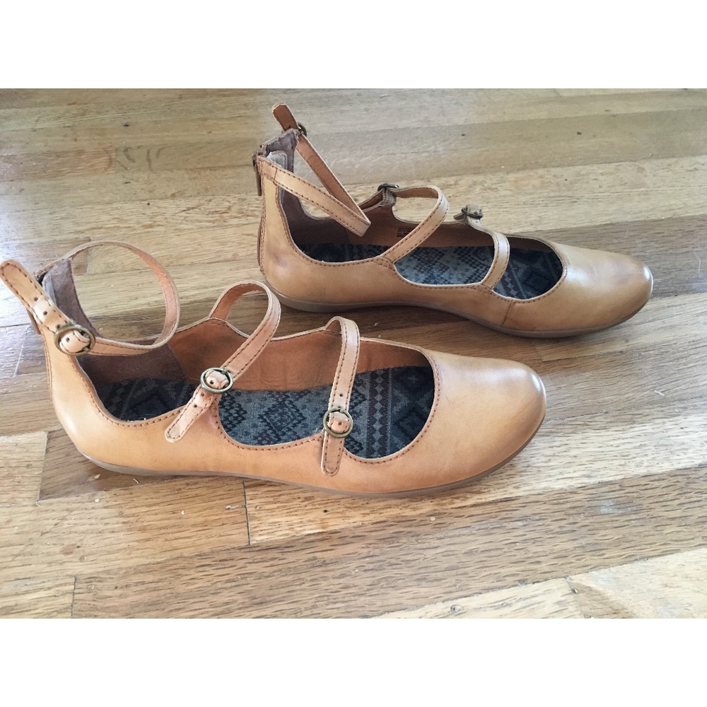 Brand new BareTraps 3 strap mary jane flats. Vegan